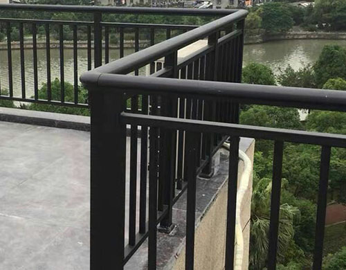 陽(yáng)臺鋅鋼護欄